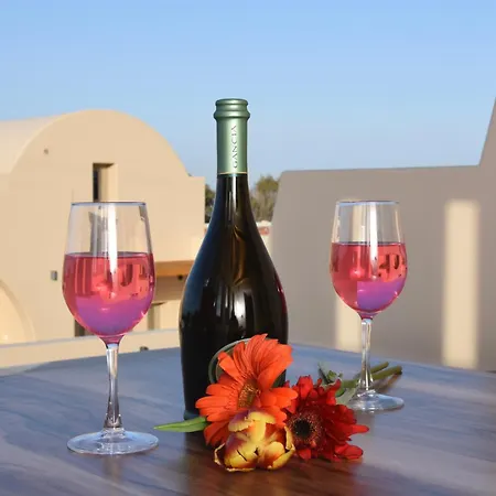 Villa Santorini - - Sleeps 2 - Pool - Parking *